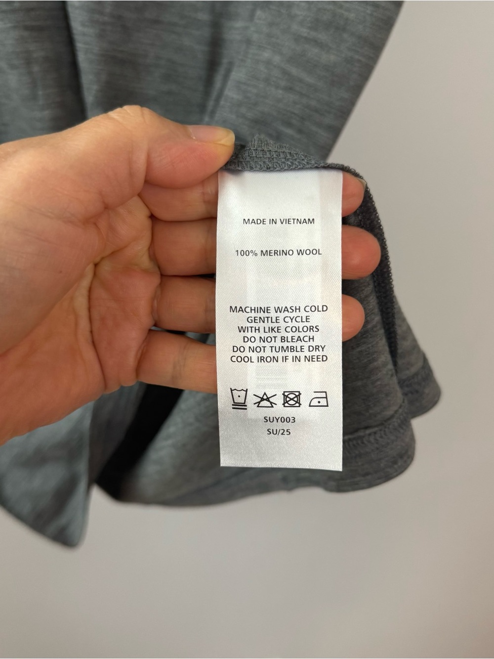 Quince 100% Merino Wool All-Season V-Neck Base Layer Tee Men's  Shirt Size M NWT - Picture 6 of 6